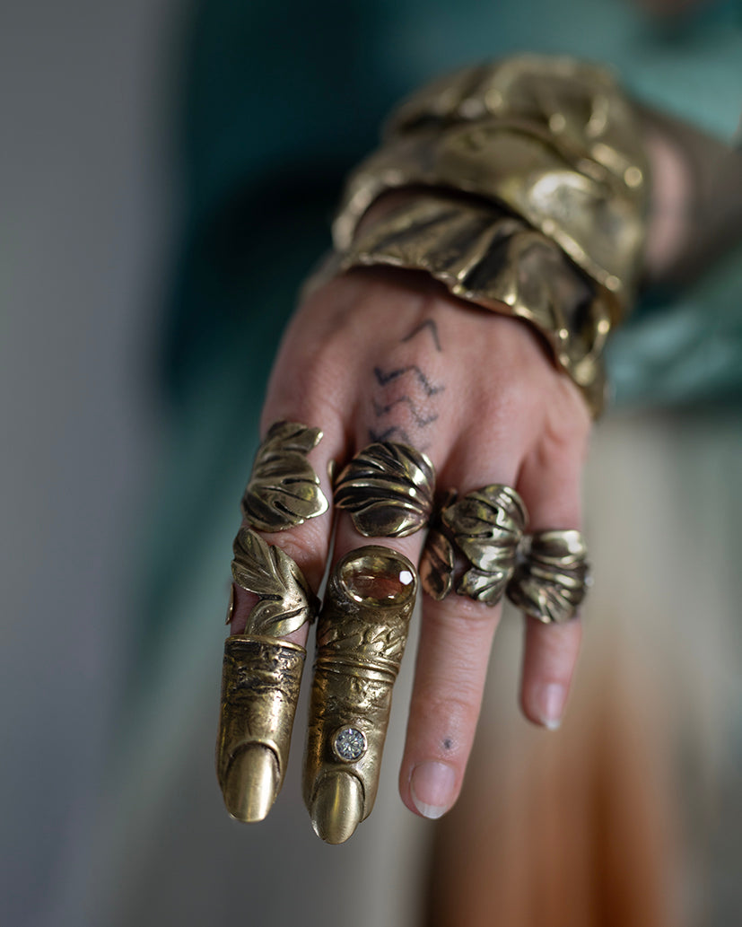 Floral shape ring IV. Brass. / Pierscien w ksztalcie liscia. Mosiadz.