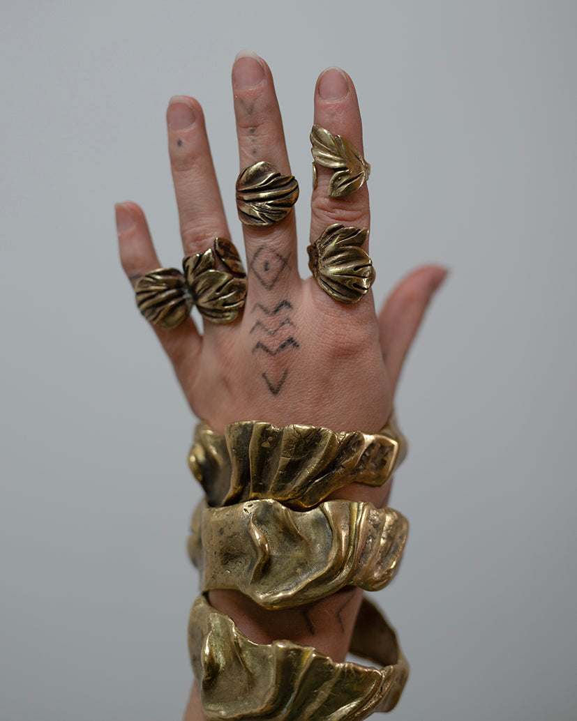 Floral shape ring IV. Brass. / Pierscien w ksztalcie liscia. Mosiadz.