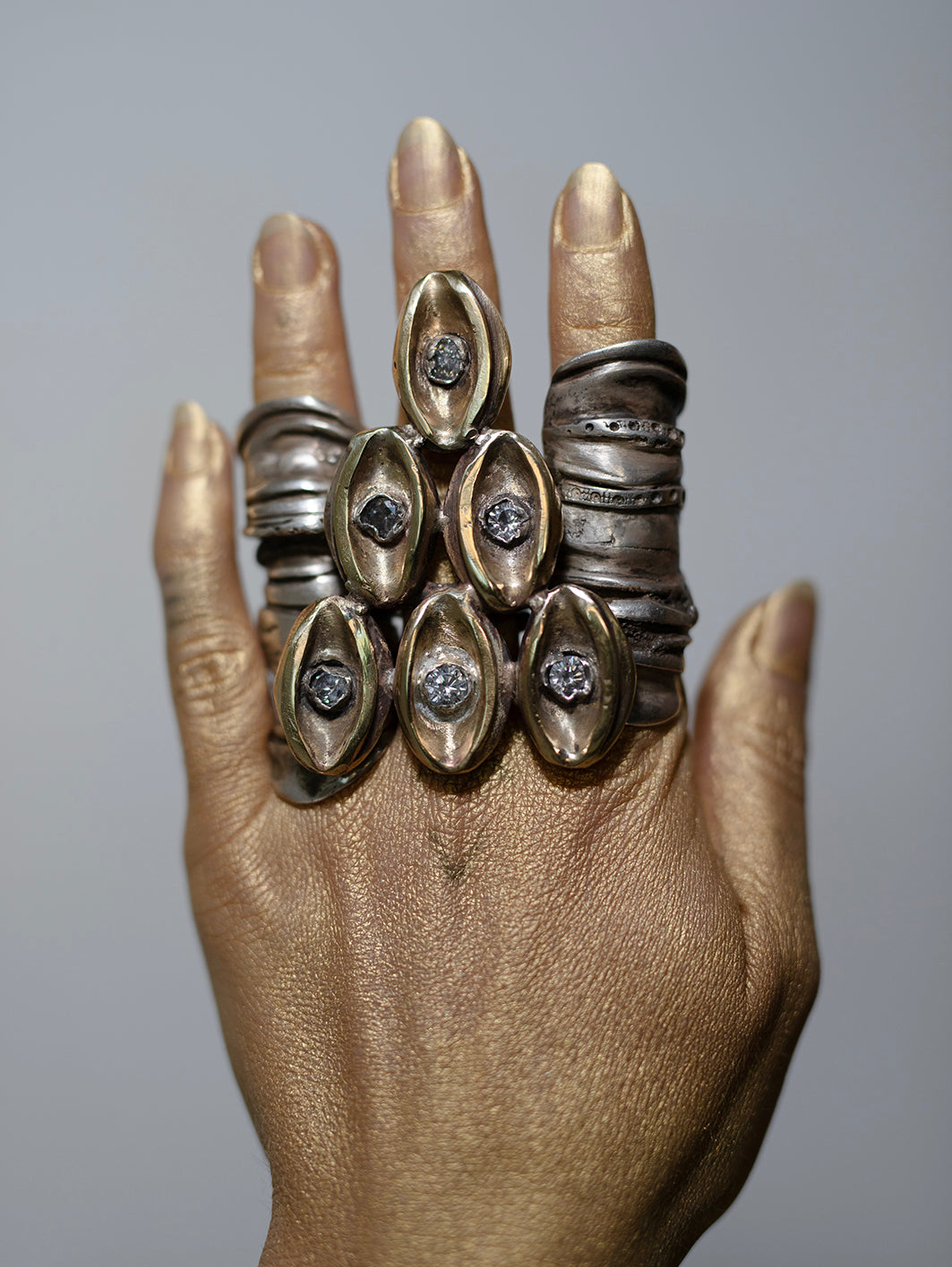Big brass ring with zircons./ Wielki pierscien mosiezny z cyrkoniami.