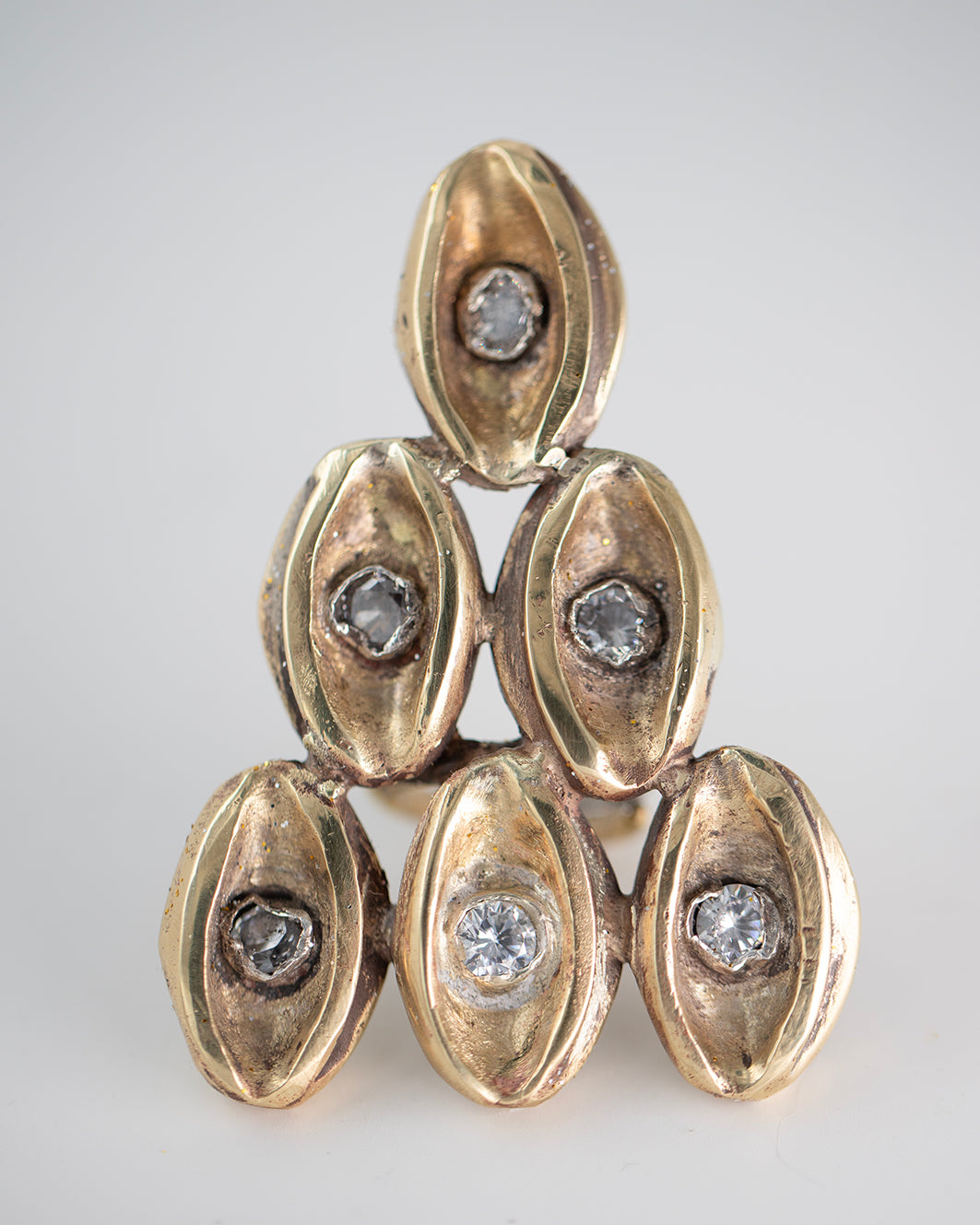Big brass ring with zircons./ Wielki pierscien mosiezny z cyrkoniami.