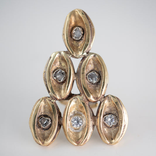 Big brass ring with zircons./ Wielki pierscien mosiezny z cyrkoniami.