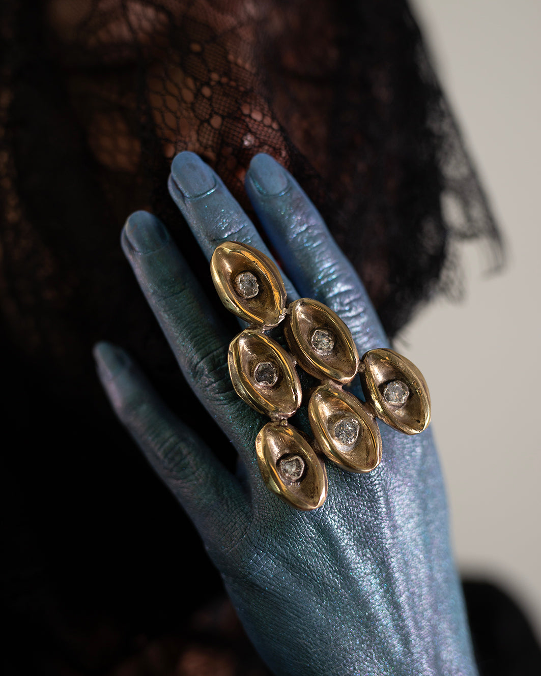 Big brass ring with zircons./ Wielki pierscien mosiezny z cyrkoniami.