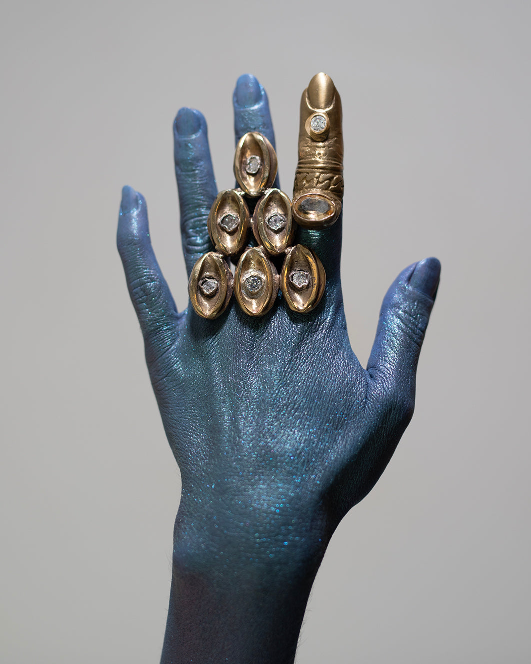 Big brass ring with zircons./ Wielki pierscien mosiezny z cyrkoniami.