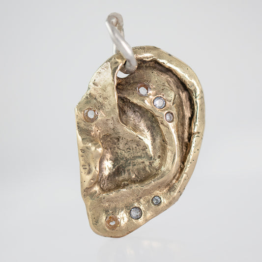 Ear pendant. Brass, zircons. / Wisior w kształcie ucha. Mosiadz, cyrkonie.