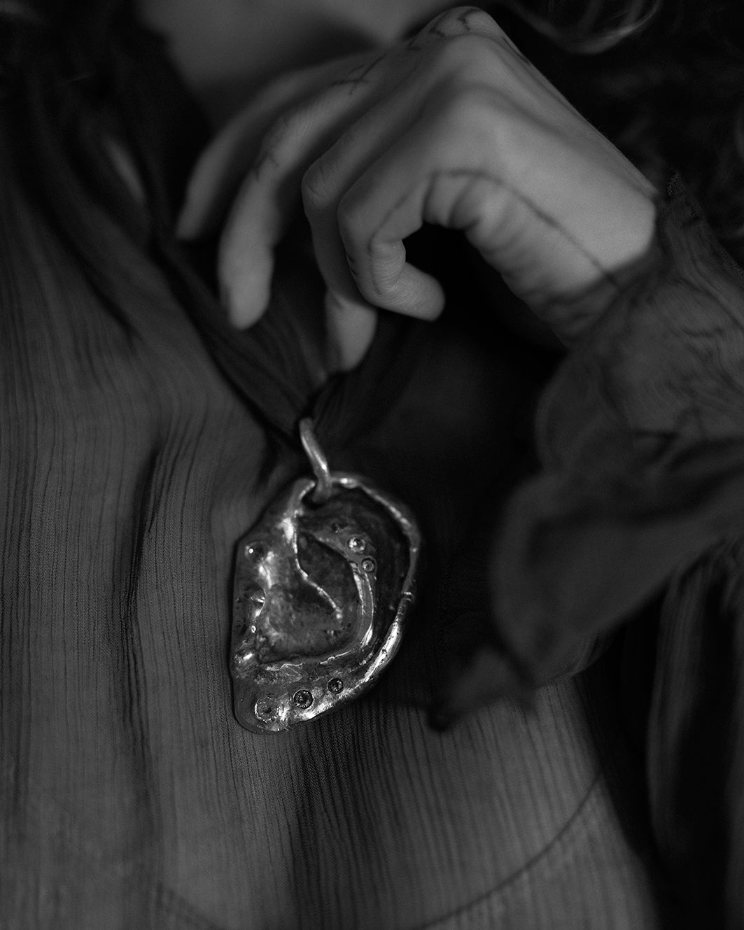 Ear pendant. Brass, zircons. / Wisior w kształcie ucha. Mosiadz, cyrkonie.