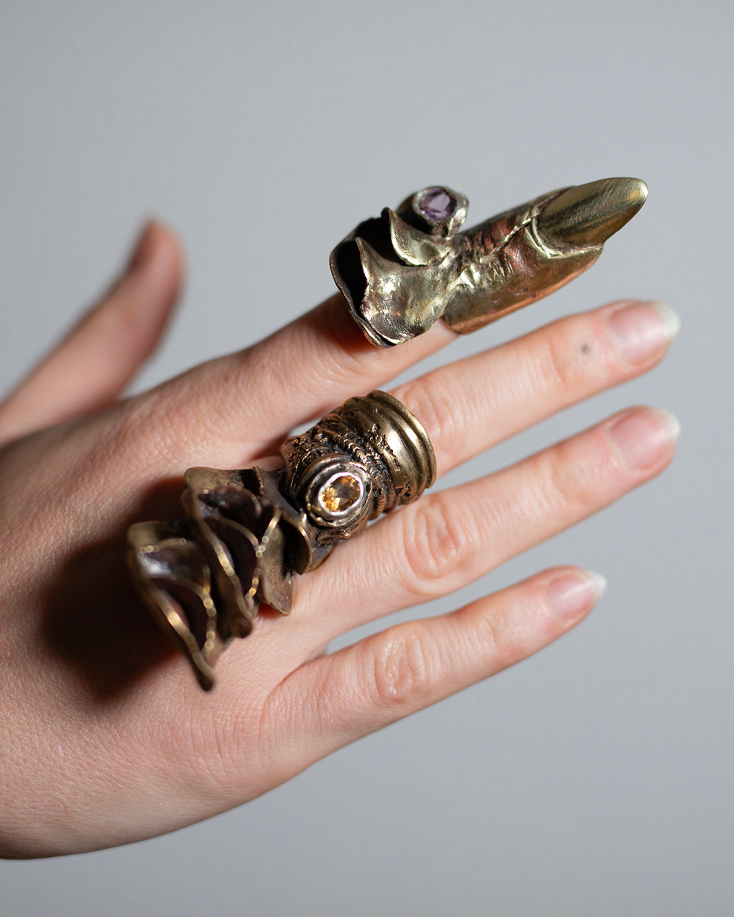 Ring finger floral shape. Brass, amethyst. / Pierscien palec. Mosiadz, ametyst.