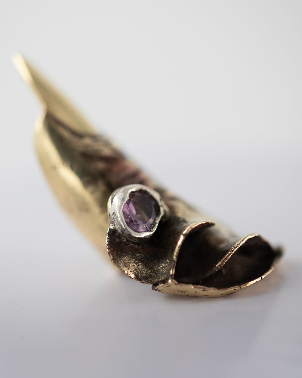 Ring finger floral shape. Brass, amethyst. / Pierscien palec. Mosiadz, ametyst.