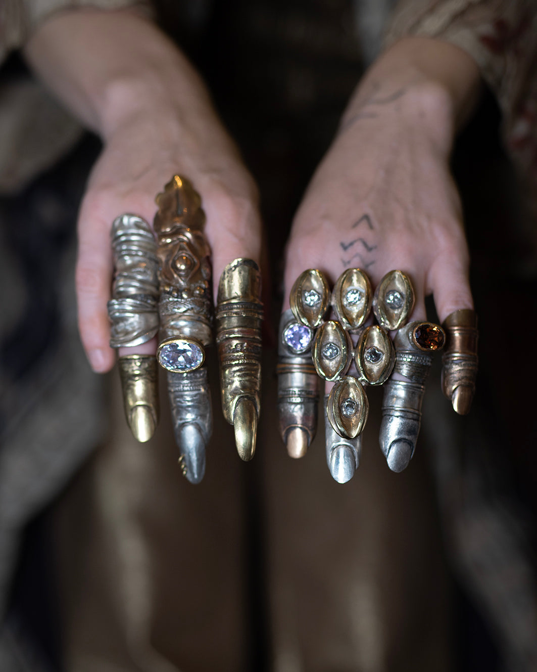 Finger ring with earring. Brass, silver, zircone. / Pierscien palec z kolczykami, mosiadz, srebro, cyrkonia.