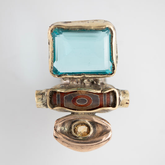 Big ring Dzi. Brass, bronze, silver, laboratory topaz, natural citrine, 2 turquoises./ Wielki pierscien Dzi. Mosiadz, braz, srebro, topaz laboratoryjny, naturalny cytryn, 2 turkusy.