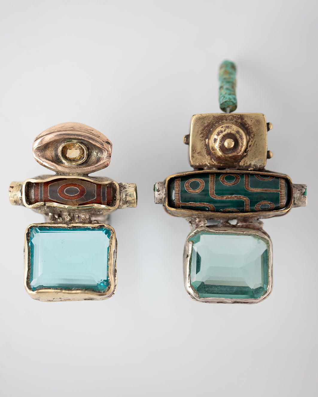 Big ring Dzi. Brass, bronze, silver, laboratory topaz, natural citrine, 2 turquoises./ Wielki pierscien Dzi. Mosiadz, braz, srebro, topaz laboratoryjny, naturalny cytryn, 2 turkusy.