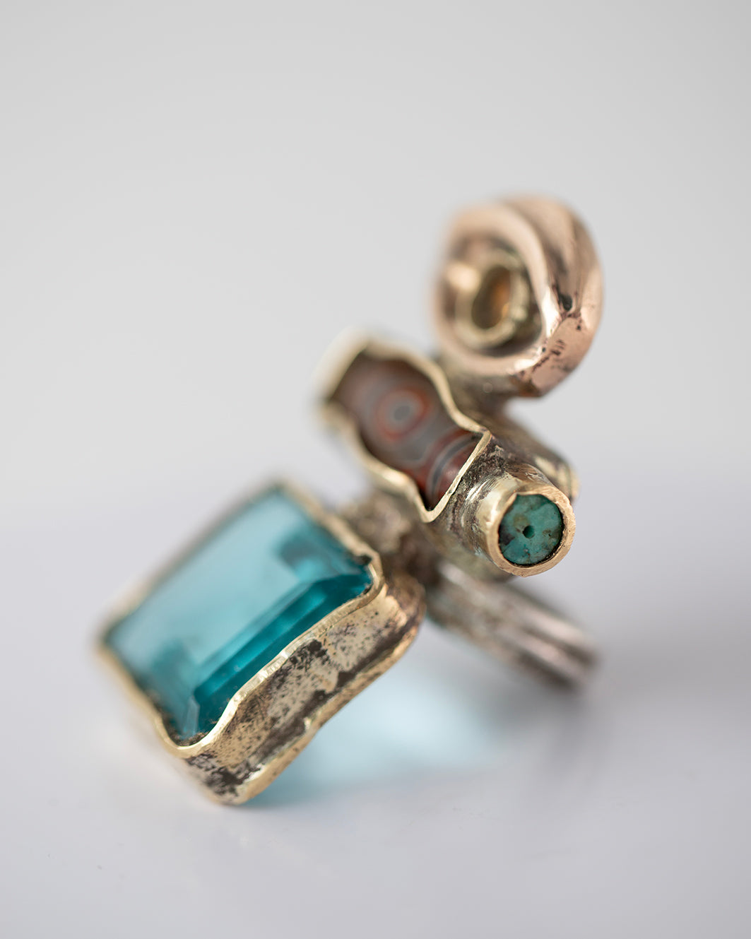 Big ring Dzi. Brass, bronze, silver, laboratory topaz, natural citrine, 2 turquoises./ Wielki pierscien Dzi. Mosiadz, braz, srebro, topaz laboratoryjny, naturalny cytryn, 2 turkusy.
