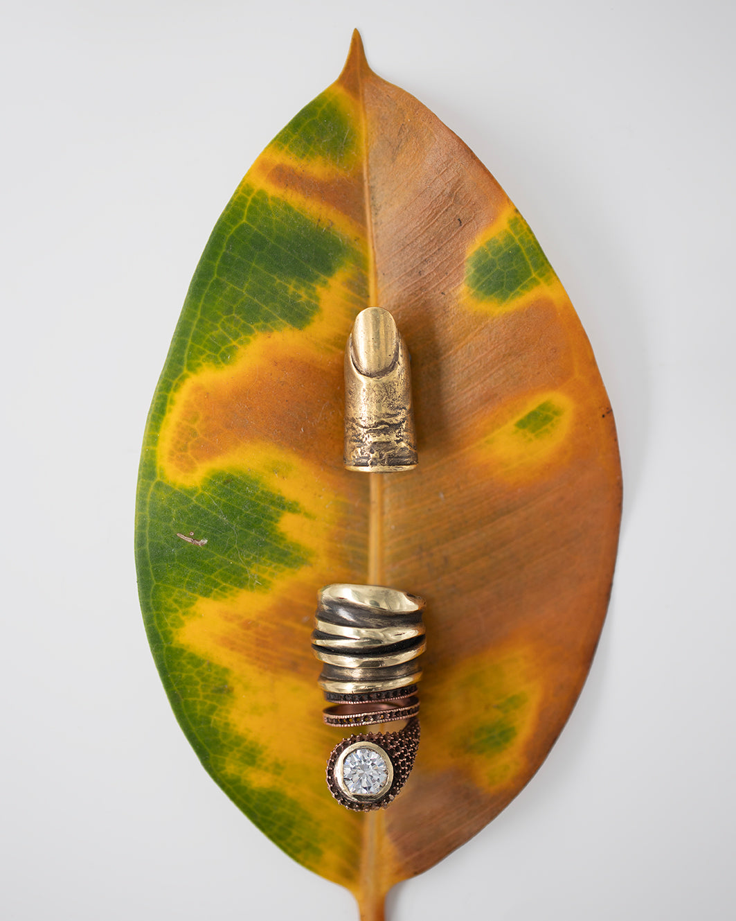 Flourish ring. Brass, copper. Zirconia. / Pierscien zawijas. Mosiadz, miedz. Cyrkonia.