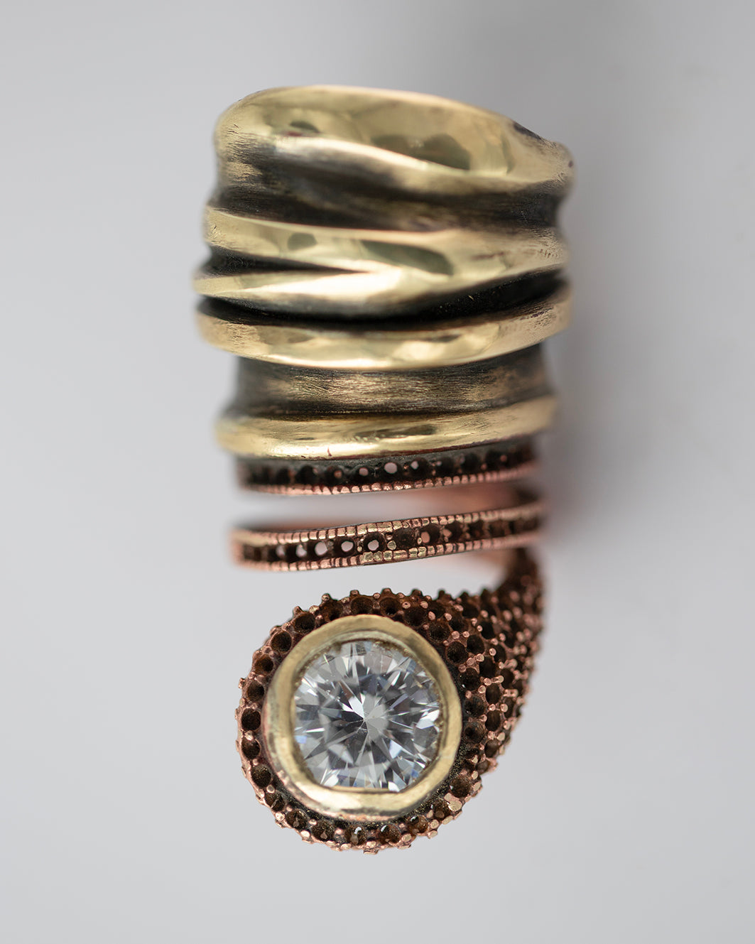 Flourish ring. Brass, copper. Zirconia. / Pierscien zawijas. Mosiadz, miedz. Cyrkonia.