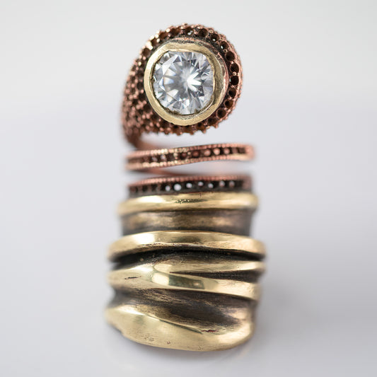 Flourish ring. Brass, copper. Zirconia. / Pierscien zawijas. Mosiadz, miedz. Cyrkonia.