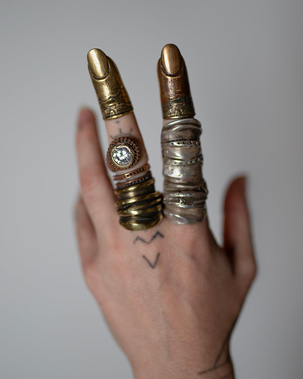 Flourish ring. Brass, copper. Zirconia. / Pierscien zawijas. Mosiadz, miedz. Cyrkonia.