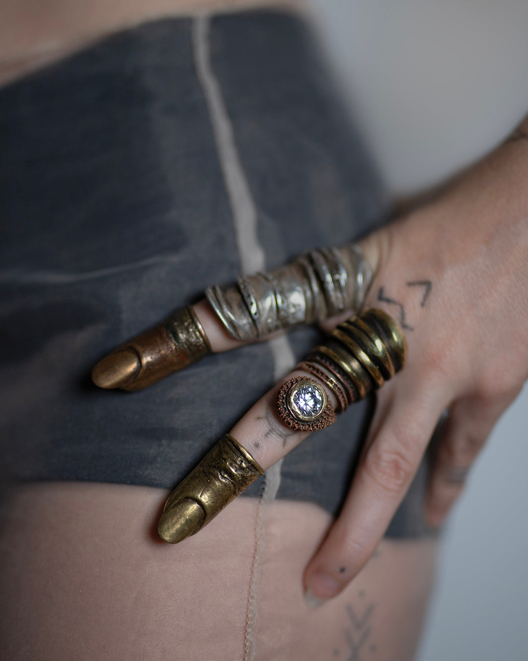 Flourish ring. Brass, copper. Zirconia. / Pierscien zawijas. Mosiadz, miedz. Cyrkonia.