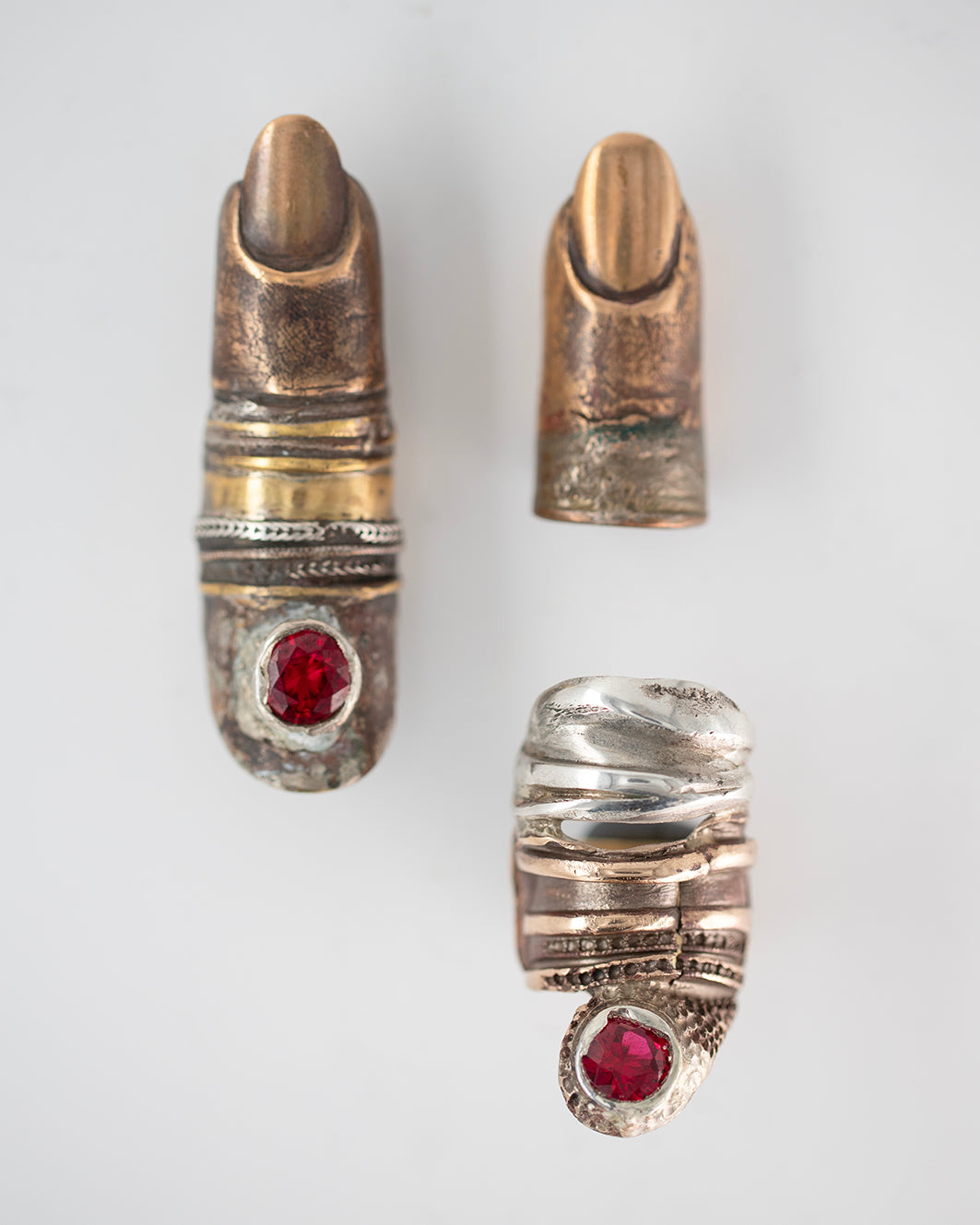 Red swirl. Brass, bronze. Red zirconia. / Pierscien zawijas czerwony. Mosiadz, braz. Cyrkonia.