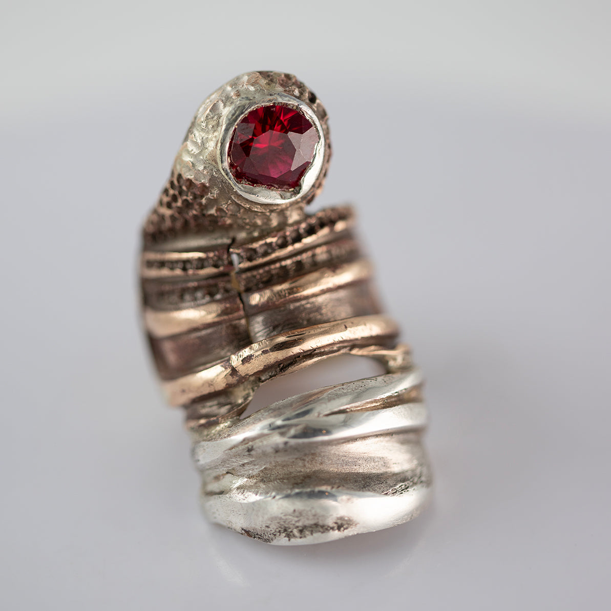 Red swirl. Brass, bronze. Red zirconia. / Pierscien zawijas czerwony. Mosiadz, braz. Cyrkonia.
