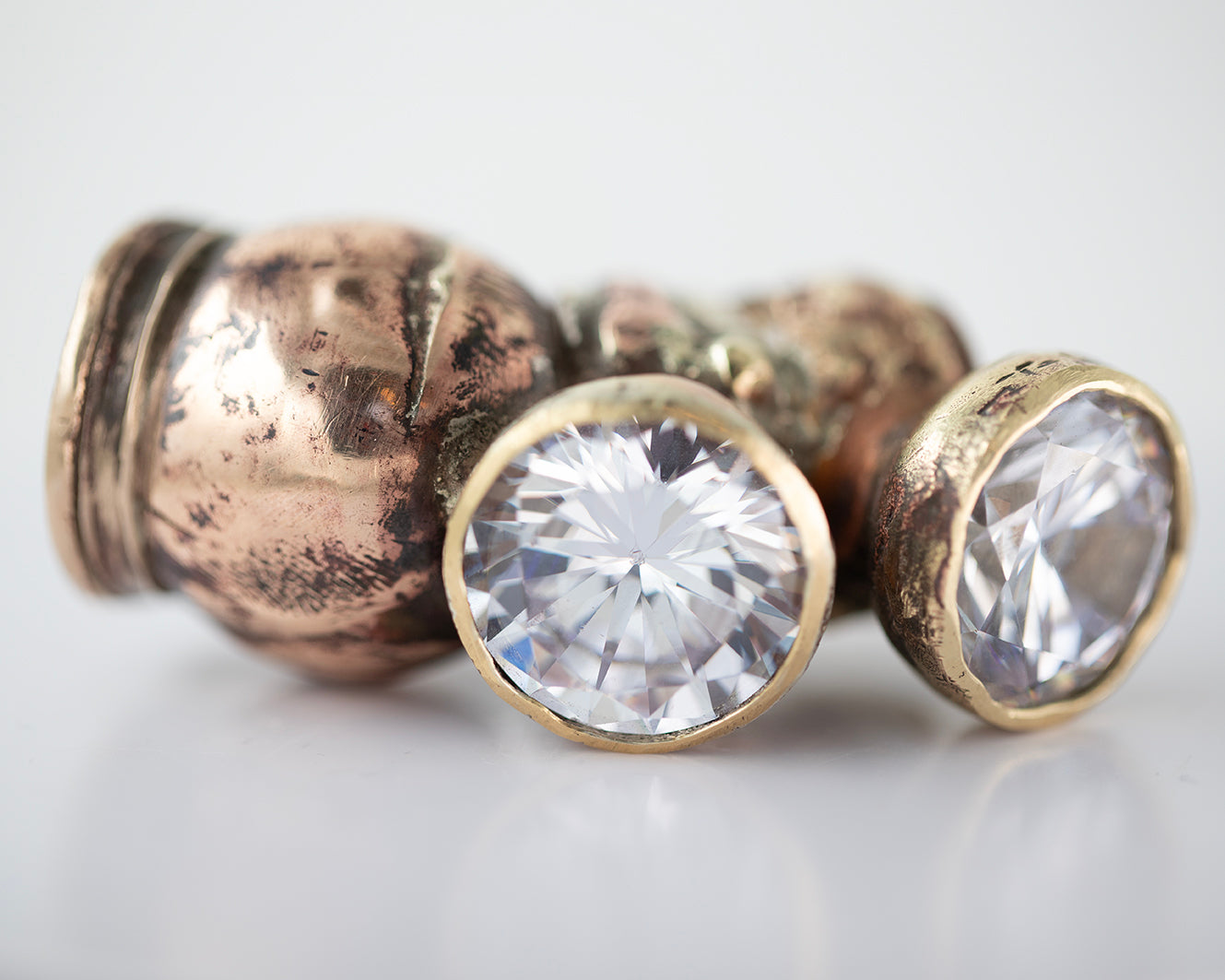 Loft ring. Bronze, brass, 2 zircons. / Loftowy pierscien. Braz, mosiadz, 2 cyrkonie.