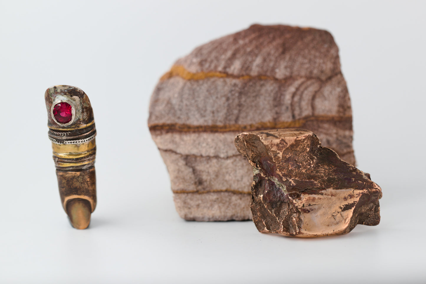 Stone ring. Bronze, brass. / Pierscien skala. Braz, mosiadz.