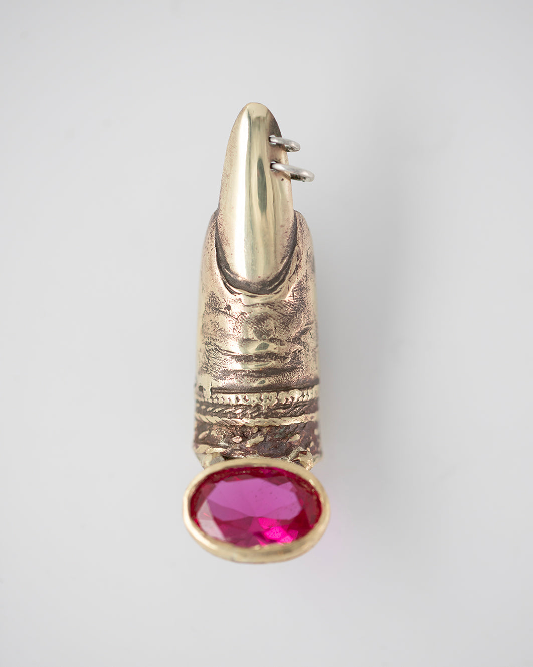 Finger ring with earring. Brass, pink zircone. / Pierscien palec z kolczykami, mosiadz, cyrkonia.