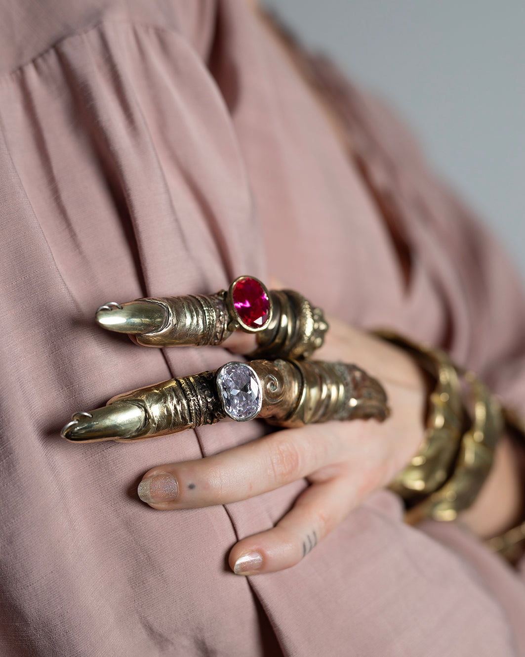 Finger ring with earring. Brass, colorless zircone. / Pierscien palec z kolczykami, mosiadz, cyrkonia.