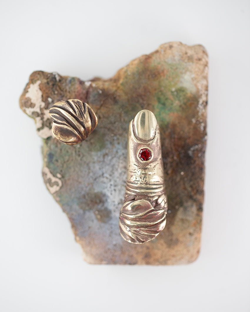 Finger ring floral. Brass, garnet. / Pierscien palec floral, mosiadz, kamien granat.