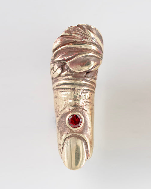 Finger ring floral. Brass, garnet. / Pierscien palec floral, mosiadz, kamien granat.