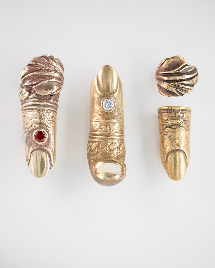 Finger ring floral. Brass, garnet. / Pierscien palec floral, mosiadz, kamien granat.