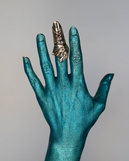 Ring finger floral shape. Brass, garnet. / Pierscien palec. Mosiadz, kamien granat.