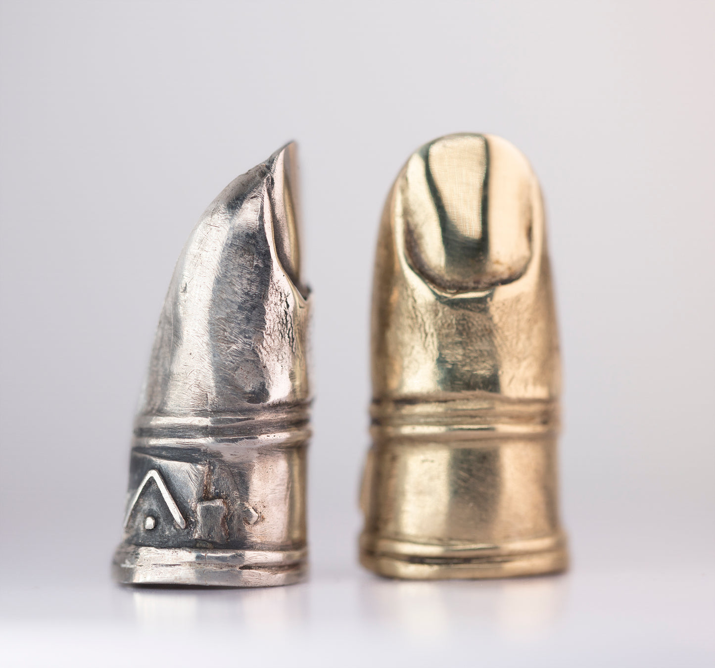 Raw Finger. Sculpture prosthesis. Silver and brass. / Pierścień palec. Srebro i mosiadz.