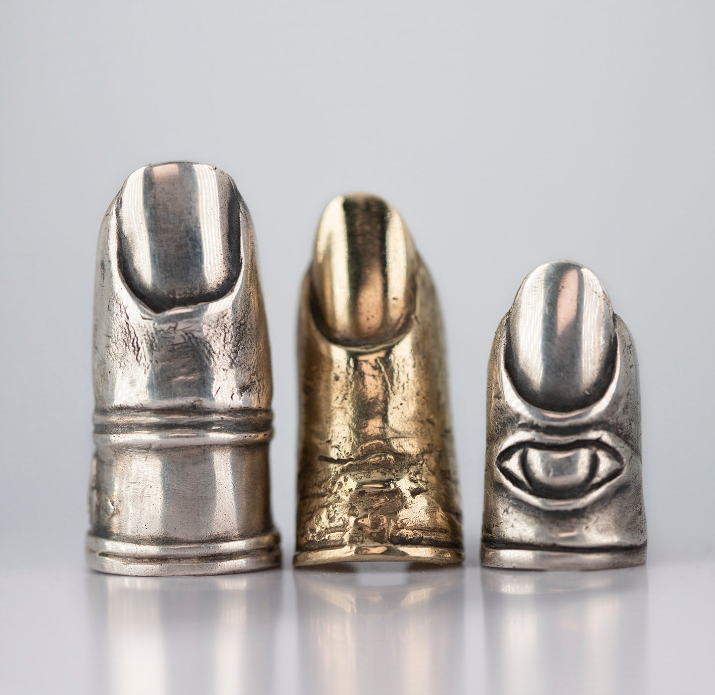 Raw Finger. Sculpture prosthesis. Silver and brass. / Pierścień palec. Srebro i mosiadz.