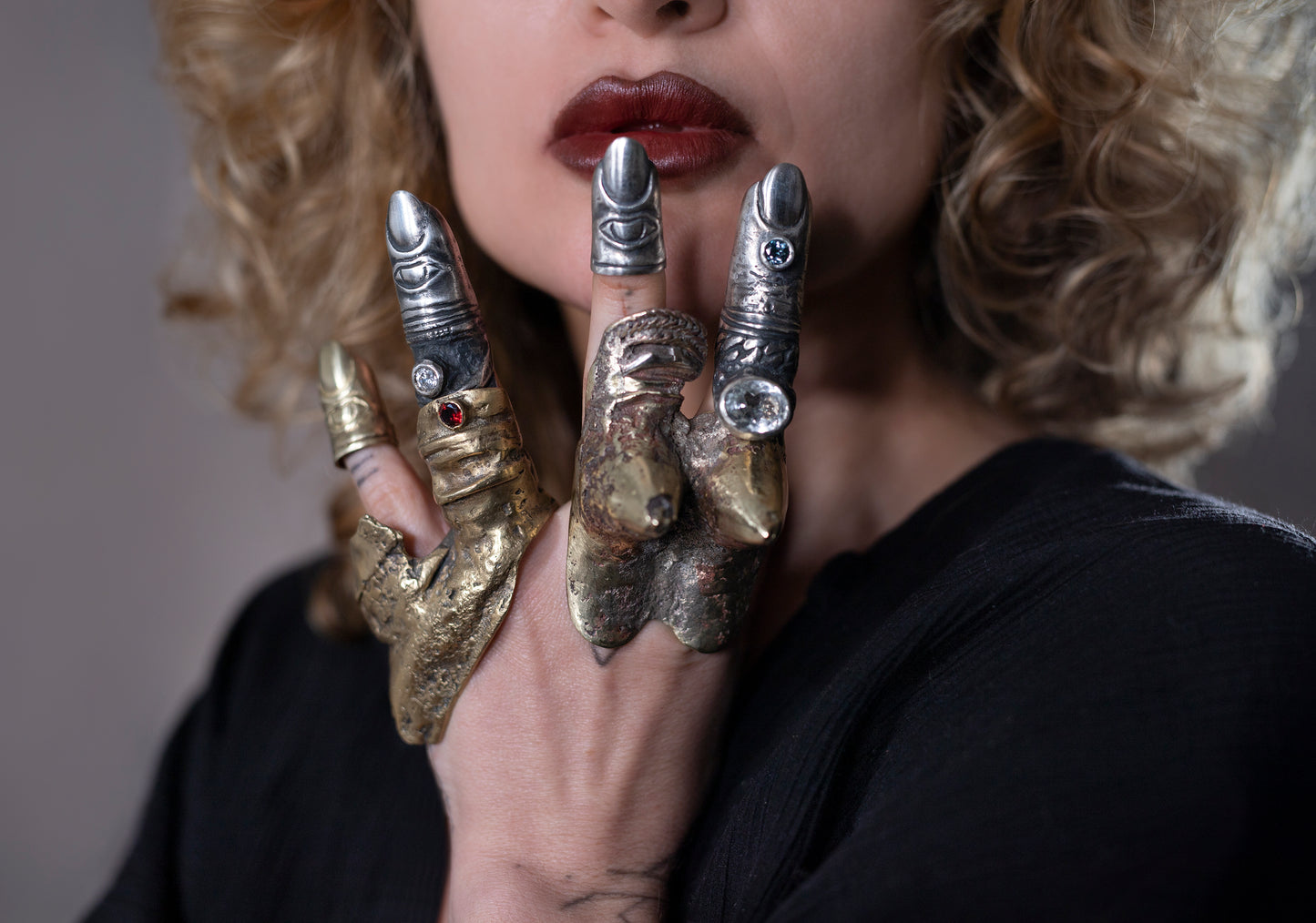 Raw Finger with Eye. Silver and brass. / Pierscien palec. Srebro i mosiadz.