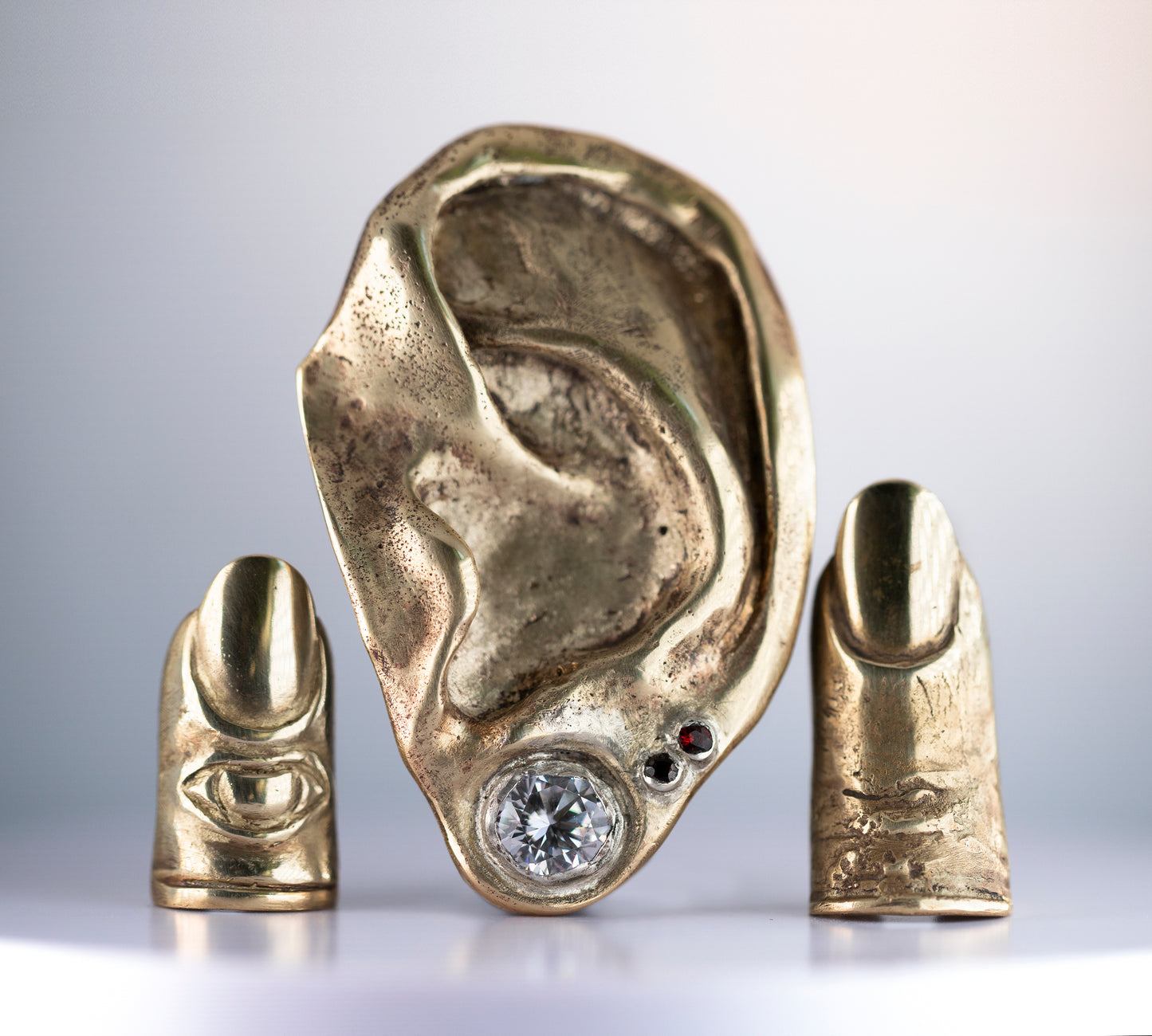 Ear ring. Brass. / Pierścień w kształcie ucha. Mosiądz.