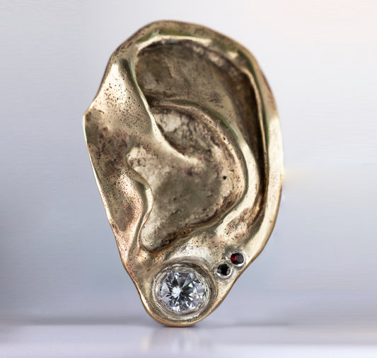 Ear ring. Brass. / Pierścień w kształcie ucha. Mosiądz.