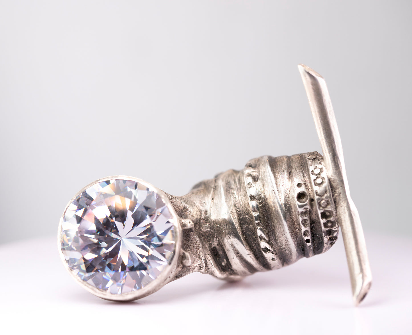 Ring with cubic zirconia. Brass. / Pierscien z cyrkonia. Mosiadz.