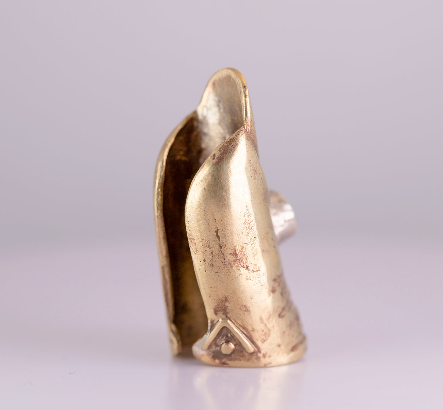 Raw Finger. Sculpture. Brass, Cubic zircon. / Pierścień palec. Mosiądz, cyrkonia.