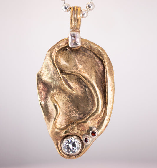 Ear pendant. Brass. / Wisior w kształcie ucha. Mosiądz.