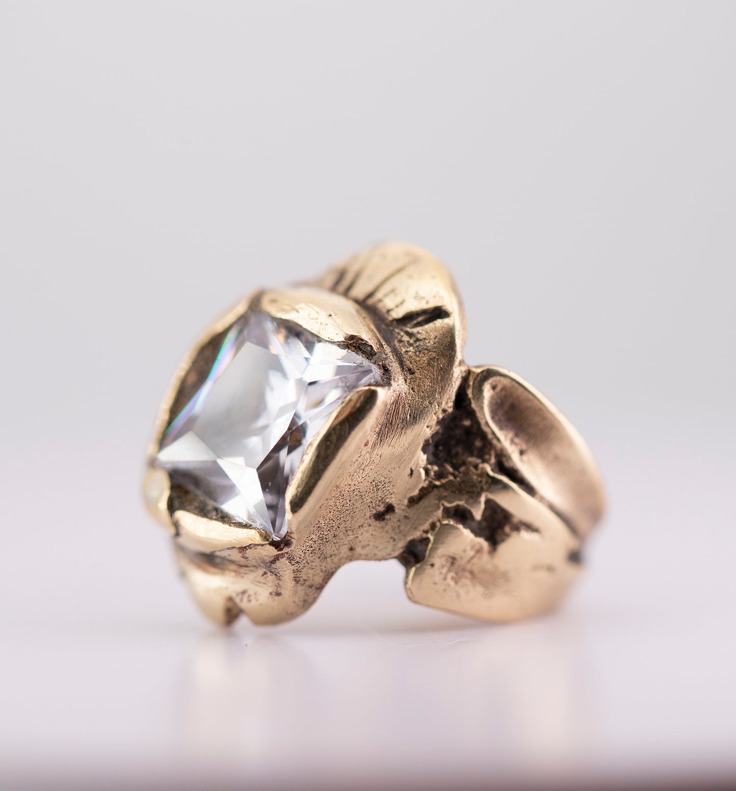 Small ring with square cubic zirconia. Silver and brass. / Maly pierscien. Srebro i mosiadz, cyrkonia.