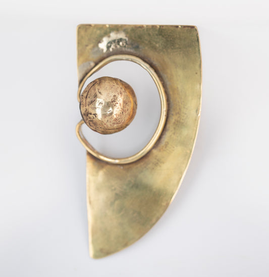 Ear cuff, brass. / Nausznica, mosiadz.