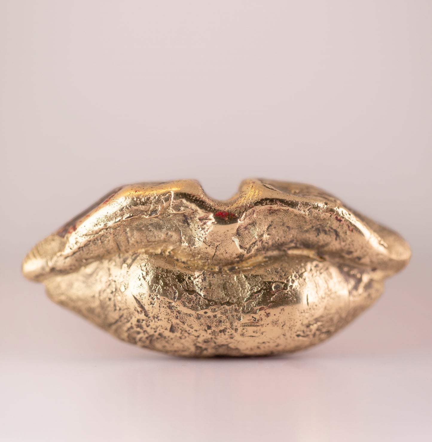 Lip-shaped ring. Silver and brass. / Pierscien usta. Srebro i mosiadz.