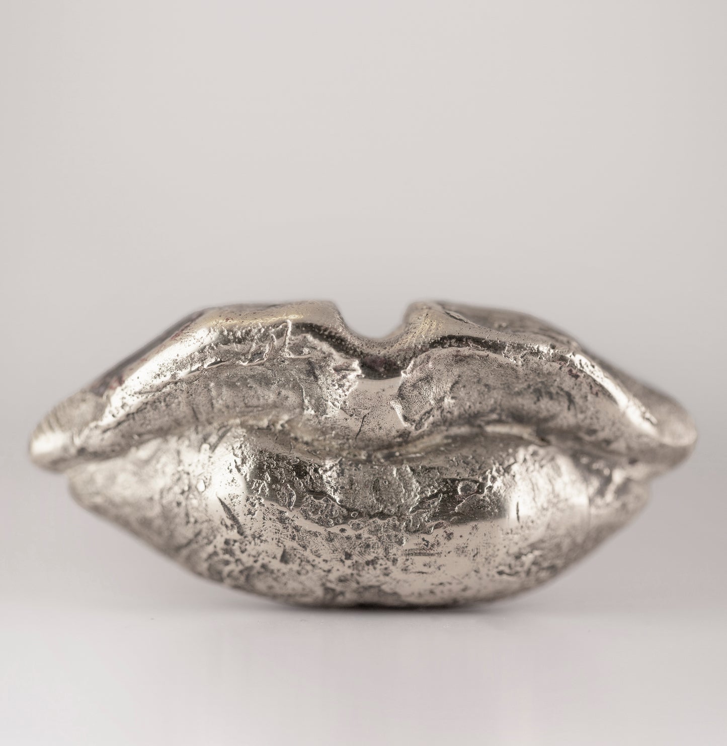 Lip-shaped ring. Silver and brass. / Pierscien usta. Srebro i mosiadz.