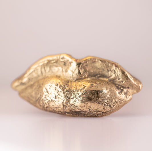 Lip-shaped ring. Silver and brass. / Pierscien usta. Srebro i mosiadz.
