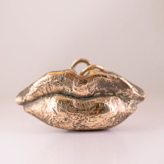Lips pendant. Brass, silver, bronze. / Wisior w kształcie ust. Mosiądz, srebro, brąz.