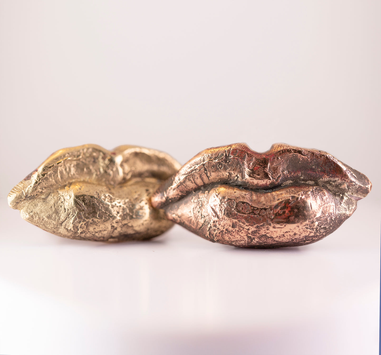 Lip-shaped ring. Silver and brass. / Pierscien usta. Srebro i mosiadz.