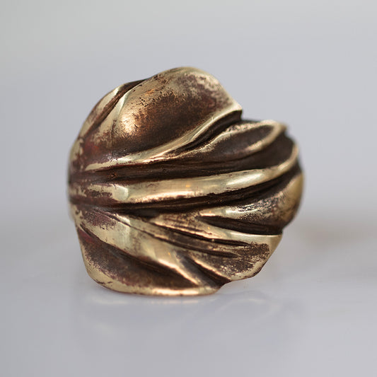 Floral shape ring III. Brass. / Pierscien w ksztalcie liscia. Mosiadz.