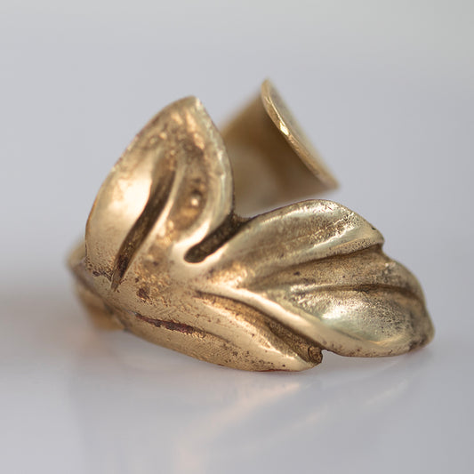 Floral shape ring IV. Brass. / Pierscien w ksztalcie liscia. Mosiadz.
