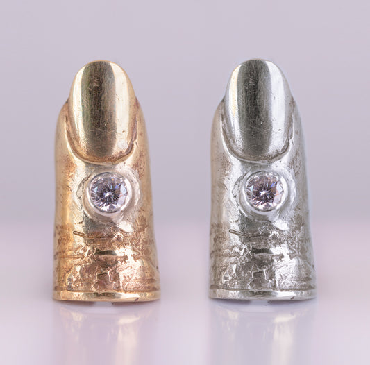 Raw Finger. Sculpture. Brass, Cubic zircon, silver.  / Pierścień palec. Mosiądz, cyrkonia, srebro.